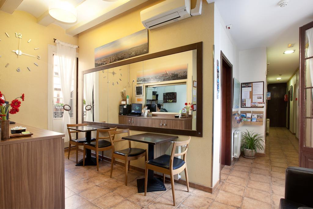 Pension Mariluz บาร์เซโลนา ภายนอก รูปภาพ