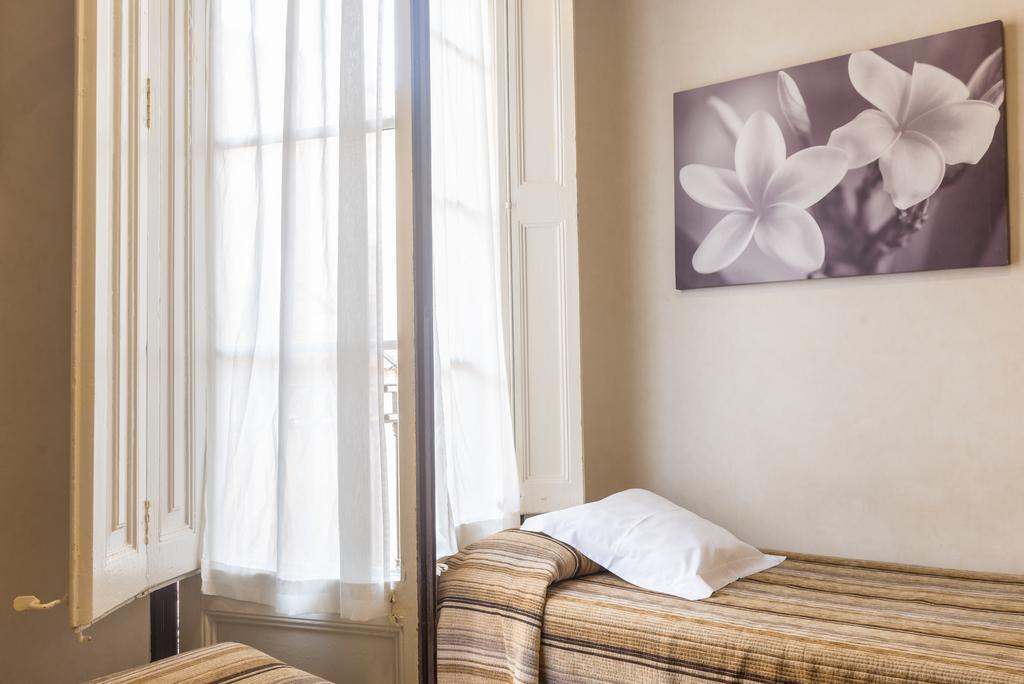 Pension Mariluz บาร์เซโลนา ภายนอก รูปภาพ