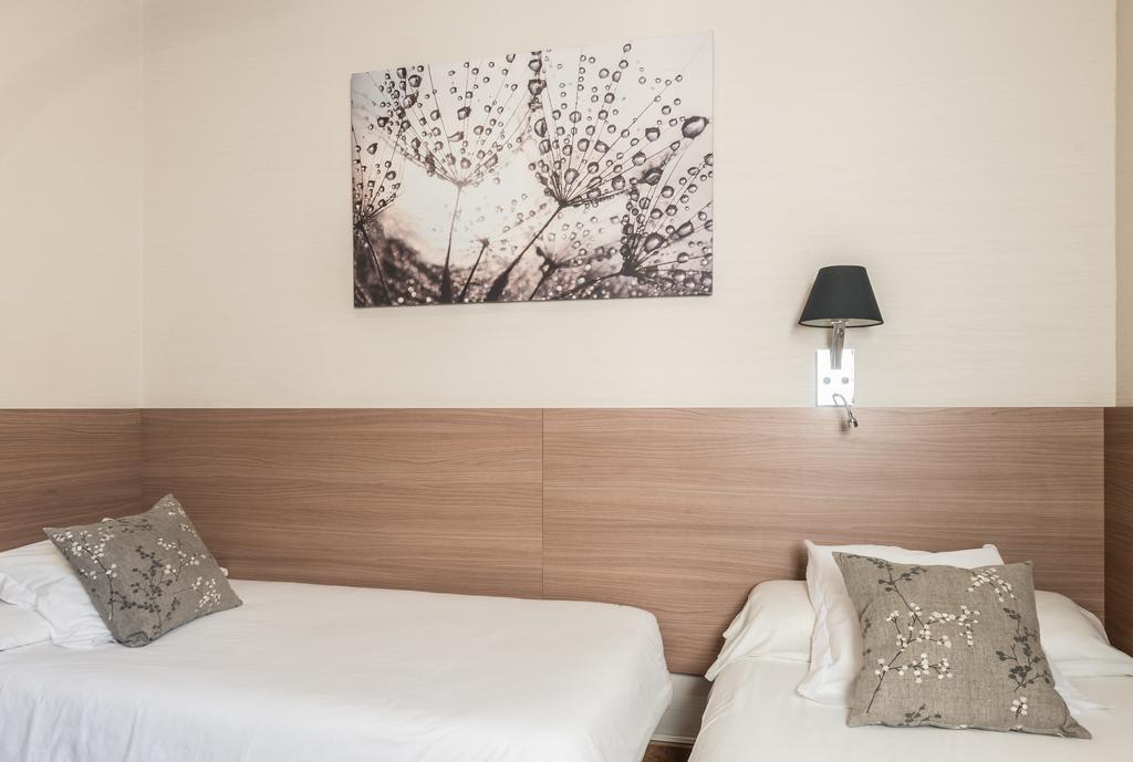 Pension Mariluz บาร์เซโลนา ภายนอก รูปภาพ