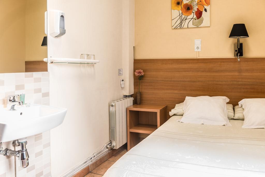 Pension Mariluz บาร์เซโลนา ภายนอก รูปภาพ