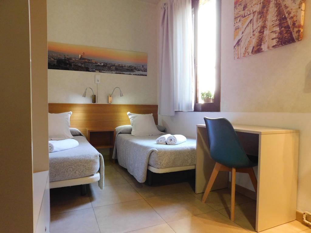Pension Mariluz บาร์เซโลนา ภายนอก รูปภาพ