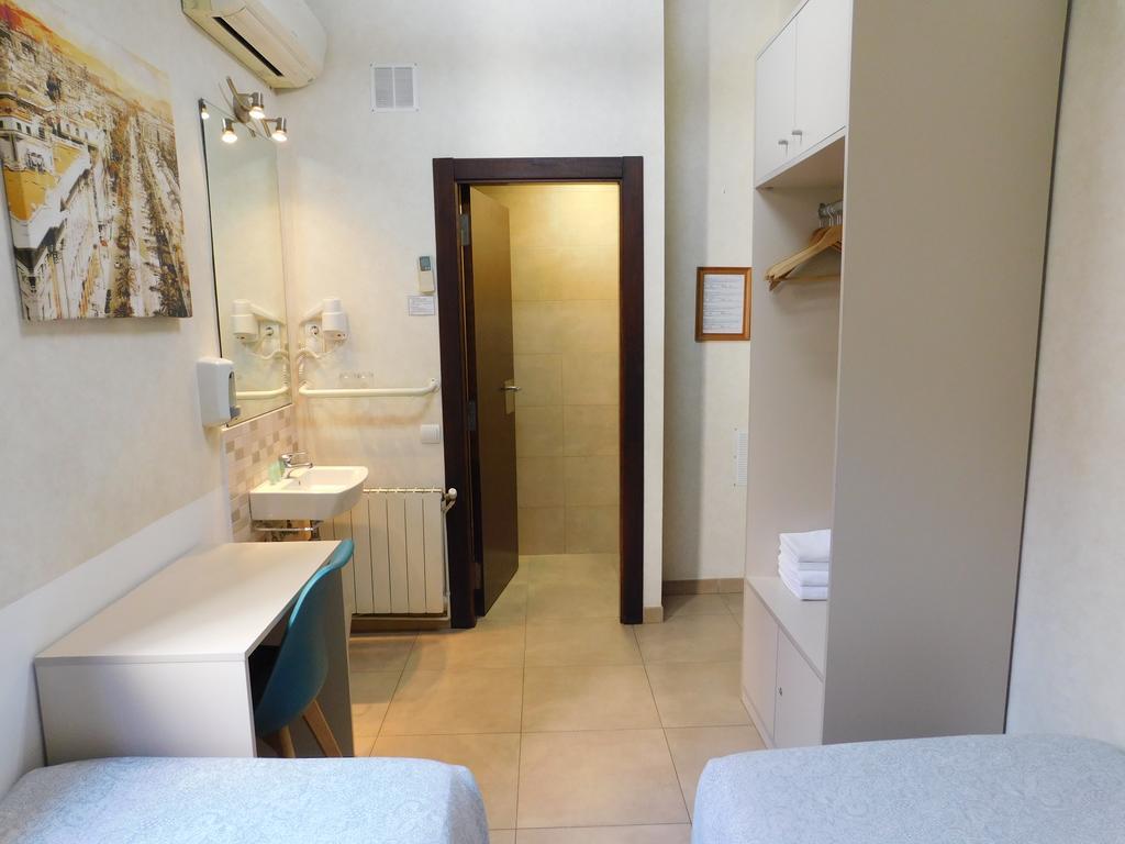 Pension Mariluz บาร์เซโลนา ภายนอก รูปภาพ