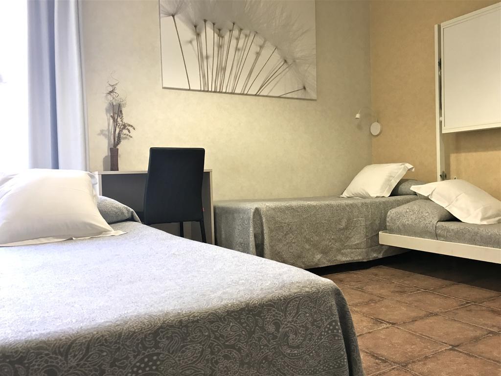 Pension Mariluz บาร์เซโลนา ภายนอก รูปภาพ